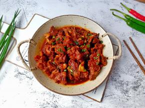 在制作麻辣羊蝎子时，也可加入白萝一起炖卜。