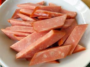 火腿切成斜刀片