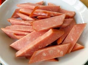 火腿切成斜刀片