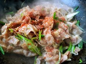 撒上烧烤料中火翻炒火不能太急