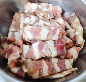 在超市买到新鲜的肥牛准备着一个葱爆肥牛哦