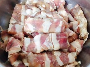 在超市买到新鲜的肥牛准备着一个葱爆肥牛哦