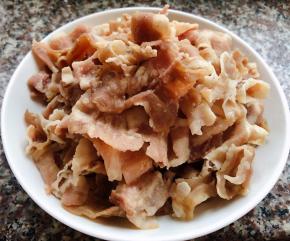 依次将肥牛撒开切记要轻轻滴哦否则肥牛肉碎了影响口感