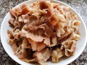 依次将肥牛撒开切记要轻轻滴哦否则肥牛肉碎了影响口感