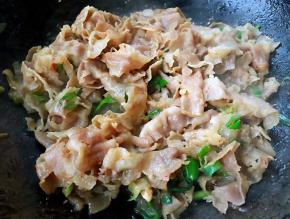 最后放入盐和味精调味均匀即可出锅享用