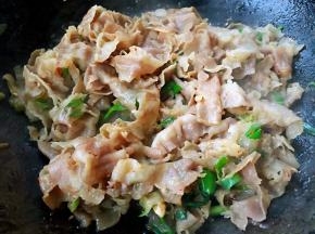 最后放入盐和味精调味均匀即可出锅享用