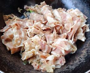 放入肥牛片、料酒、糖大火快速翻炒