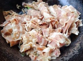 放入肥牛片、料酒、糖大火快速翻炒