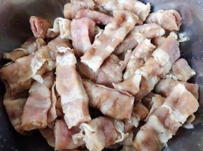 焯好水的肥牛立即放入冷水中过凉多冲洗几遍洗净沥干水份