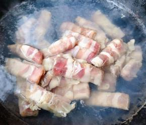 锅中烧开水放入肥牛焯水去除油脂和杂质