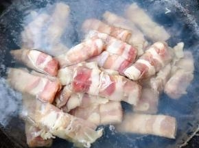 锅中烧开水放入肥牛焯水去除油脂和杂质