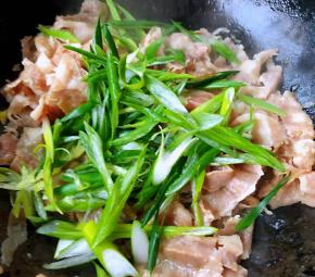 放入葱丝翻炒均匀