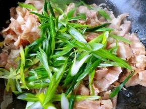 放入葱丝翻炒均匀