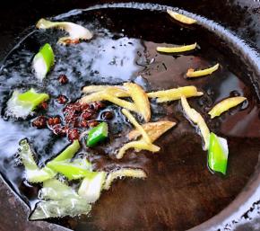 锅中倒入底油加热放入花椒葱姜爆香