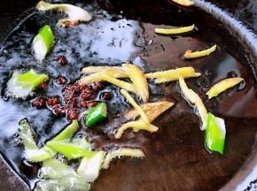 锅中倒入底油加热放入花椒葱姜爆香