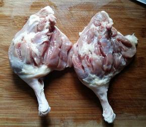 2.鸭腿洗净后在背面划几刀方便入味