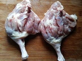 2.鸭腿洗净后在背面划几刀方便入味