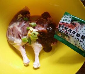 3.放入葱姜和黑胡椒酱