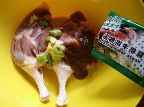 3.放入葱姜和黑胡椒酱