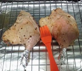 5.将腌好的鸭腿放至烤架上再刷层腌酱汁