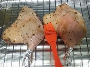 5.将腌好的鸭腿放至烤架上再刷层腌酱汁