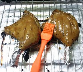 6.送入预热好的烤箱中层：200度上下火   7.烤10分钟左右时取出刷层酱汁继续   8.10分钟后取出刷酱汁再翻面继续烤