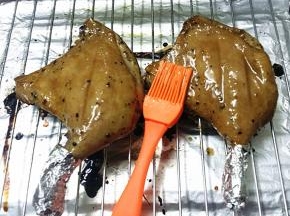 6.送入预热好的烤箱中层：200度上下火   7.烤10分钟左右时取出刷层酱汁继续   8.10分钟后取出刷酱汁再翻面继续烤