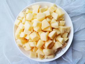 土豆去皮切丁。