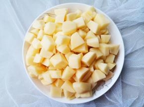 土豆去皮切丁。
