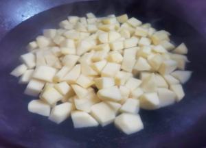 土豆放入烧开水的锅中煮3分钟。