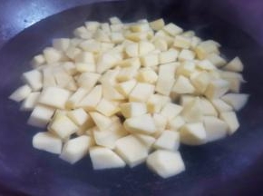 土豆放入烧开水的锅中煮3分钟。