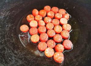 火腿肠切厚片，煎至表面焦黄。