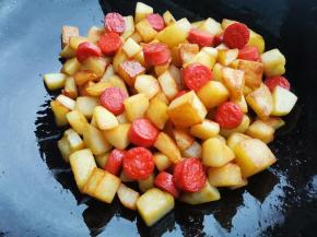 加入土豆拌匀。