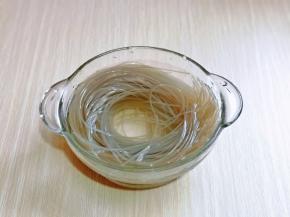 首先粉条一定要提前泡软哈。