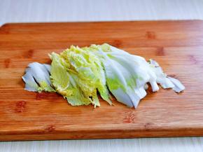 白菜洗干净，切丝，不要切的太细。