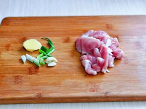 猪肉洗干净切片，葱姜蒜去皮切好。