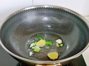 起油锅，加入葱姜蒜煸炒出香味。