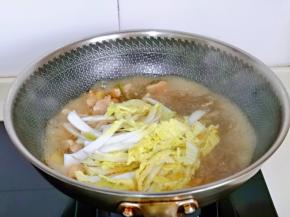再加入泡软的粉条，白菜丝，中火烧5-8分钟。