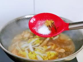 按个人口味加入盐，十三香。