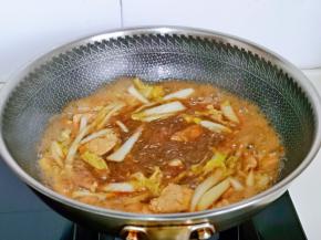 大火收汤，不需要收干哈，这道菜一定要有些汤汁才好吃。