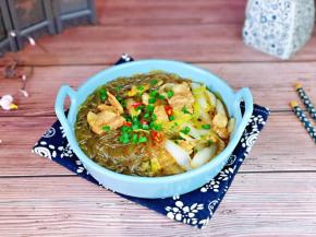 盛出装盘，撒上葱花及红辣椒点缀。