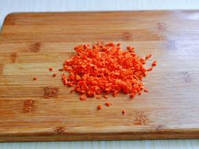 胡萝卜去皮，洗干净切碎丁。