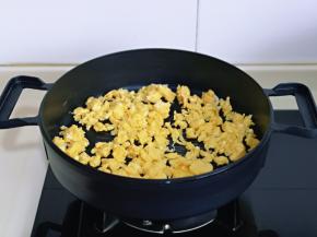 鸡蛋磕碗里用筷子打散，起油锅，倒入蛋液，快速搅拌至蛋液凝固盛出晾凉。