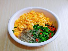 韭菜，胡萝卜丁，粉丝提前泡软后再切碎，鸡蛋晾凉后再加入，调味加入盐，十三香，生抽，搅拌均匀即可。