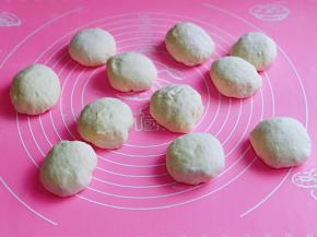 面团发酵完成后，揉圆排气，再分割成等份的小面团。