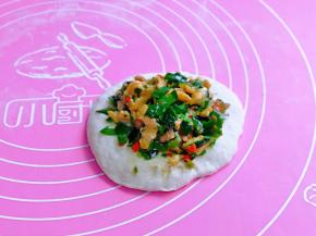 取一块面团，擀圆饼，再放上馅料。