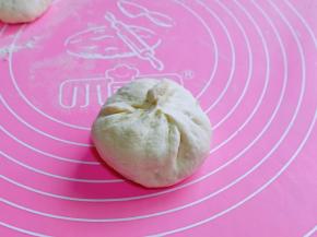 如包子手法包起来，捏紧，收口朝下，轻轻按压。