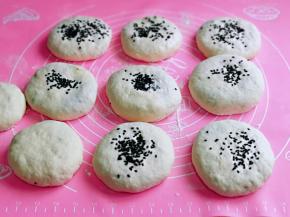 依次做好，撒上一些黑芝麻，轻轻按一下，芝麻压实，不喜欢的可以不放。