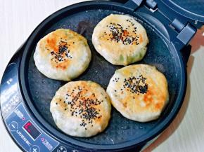 电饼铛预热，倒入少许油，摆放上饼胚，选择馅饼功能即可，时间到两面金黄，依次烙完。