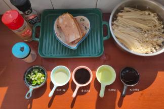 准备好食材跟配料，培根从中间切开、金针菇洗净去根。